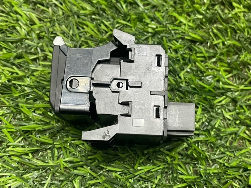 Кнопка фиксатора стояночного тормоза