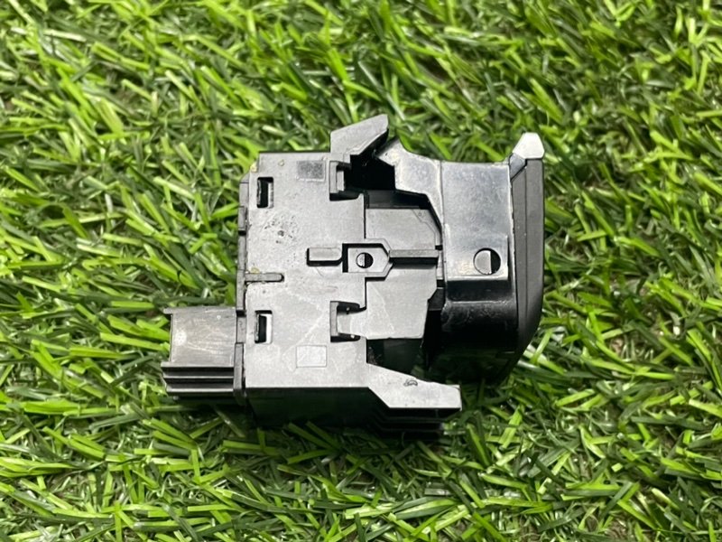 Кнопка фиксатора стояночного тормоза