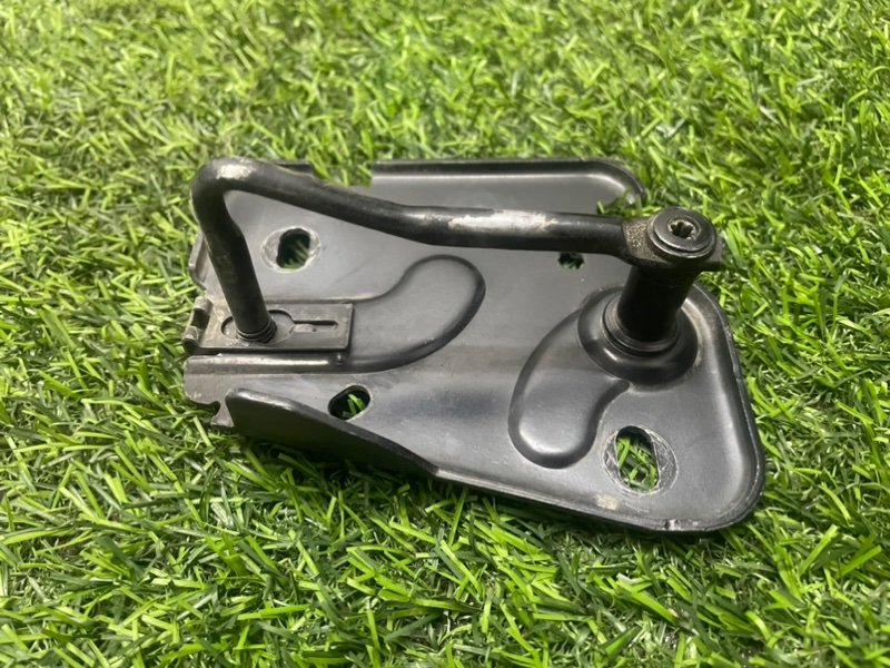 Ответная часть замка капота