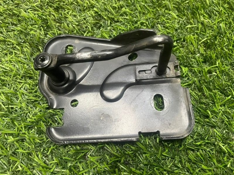 Ответная часть замка капота