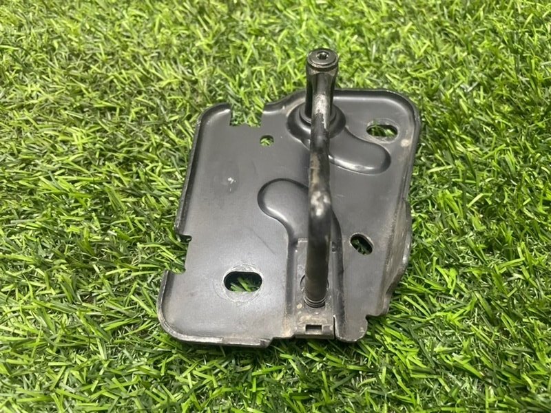 Ответная часть замка капота