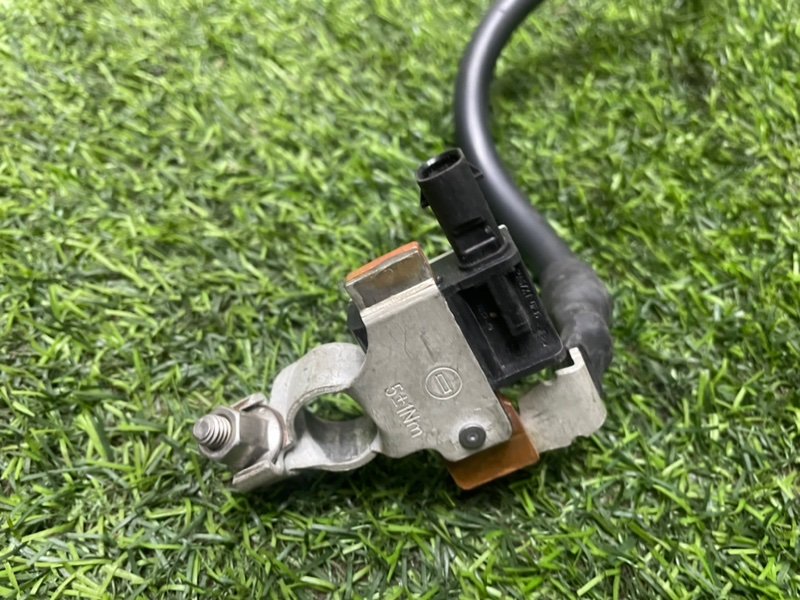 Клемма аккумулятора -