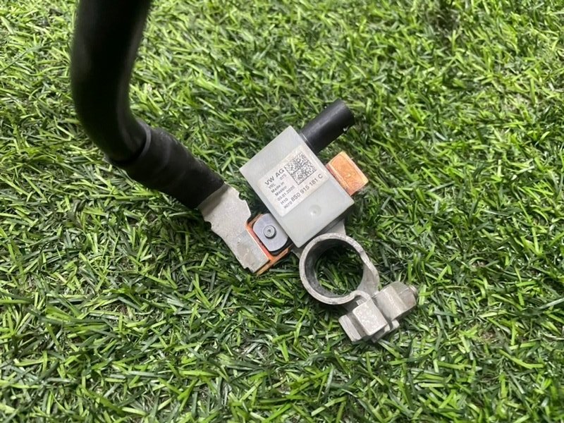 Клемма аккумулятора -