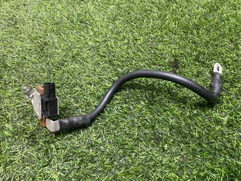 Клемма аккумулятора -