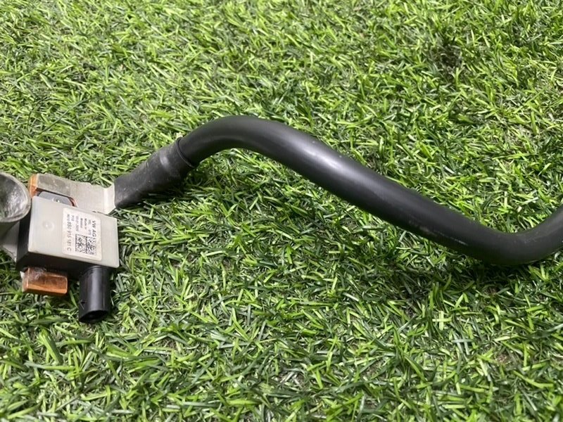 Клемма аккумулятора -