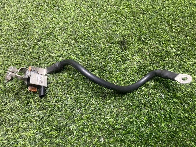 Клемма аккумулятора -