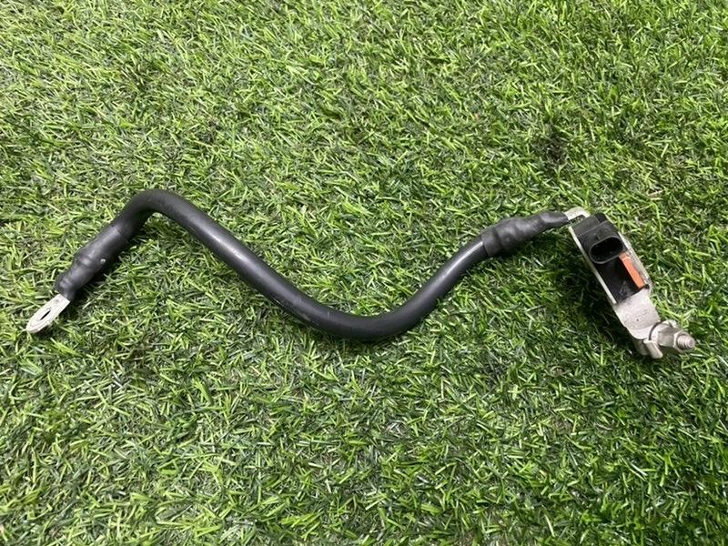 Клемма аккумулятора -