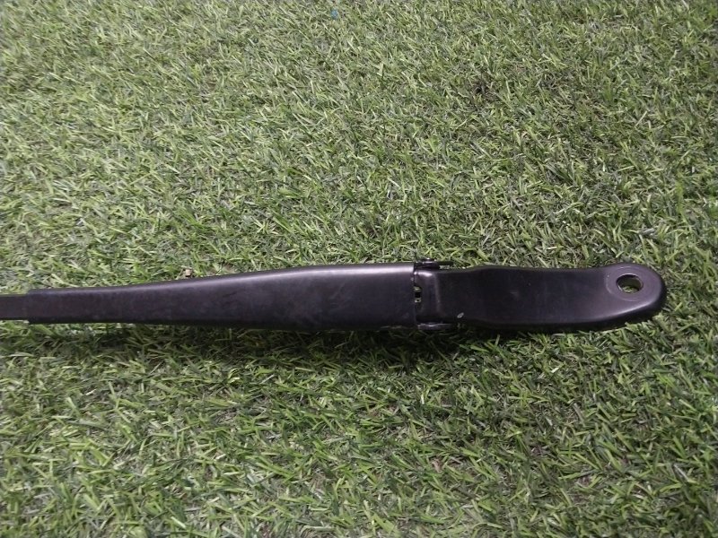 Поводок стеклоочистителя передний левый