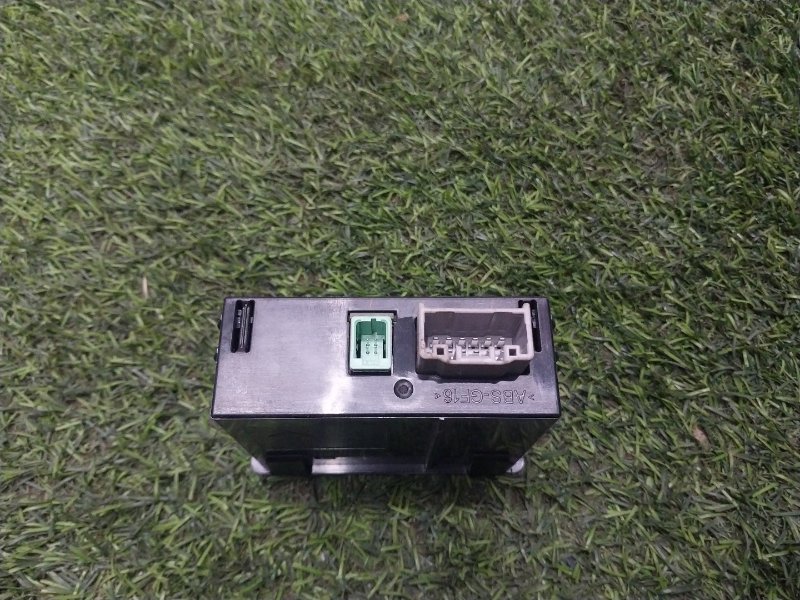 Гнездо AUX / USB IN