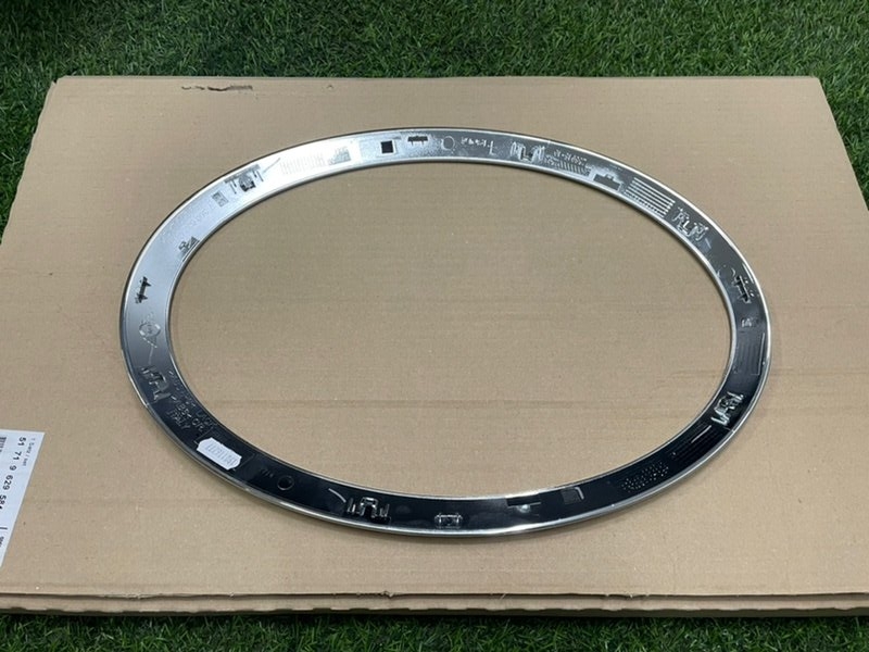 Молдинг фары правой