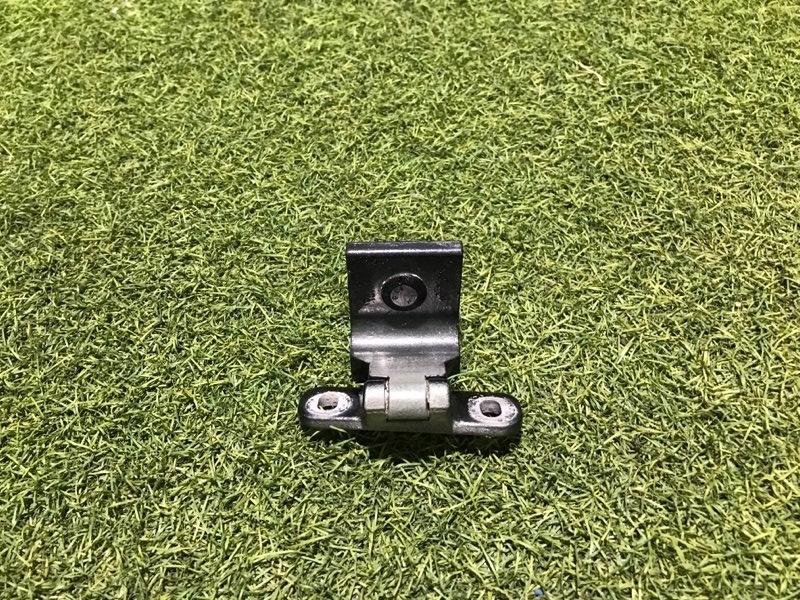 Петля двери багажника