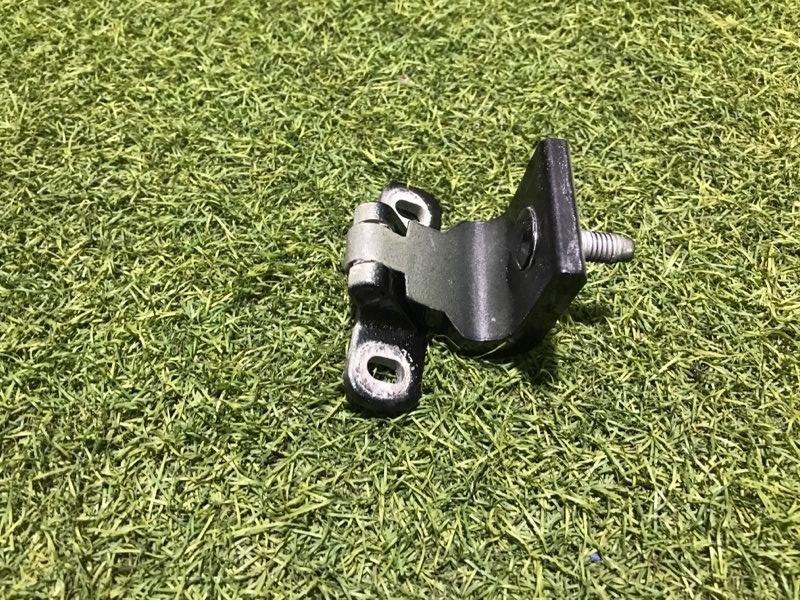 Петля двери багажника