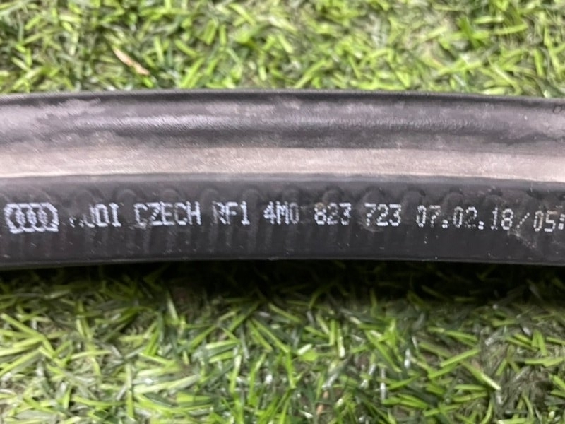 Уплотнитель капота