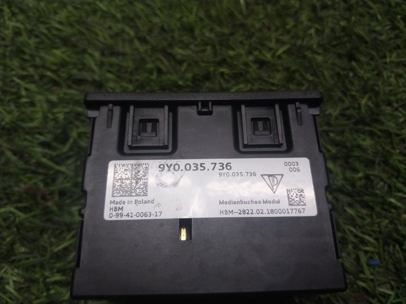 Гнездо AUX / USB IN