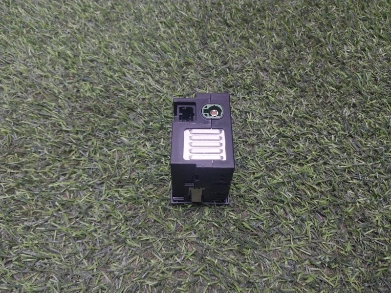 Гнездо AUX / USB IN