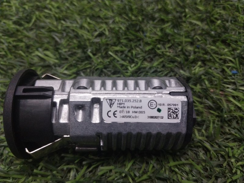 Гнездо AUX / USB IN