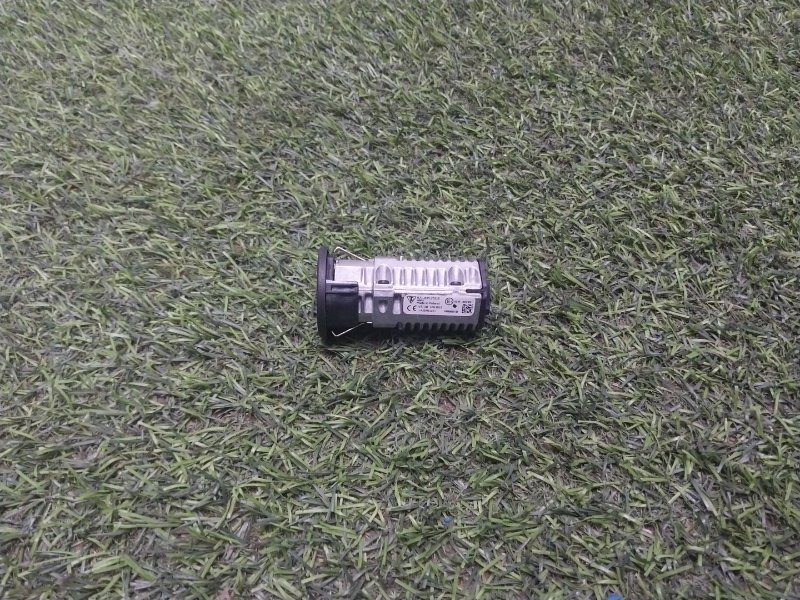 Гнездо AUX / USB IN