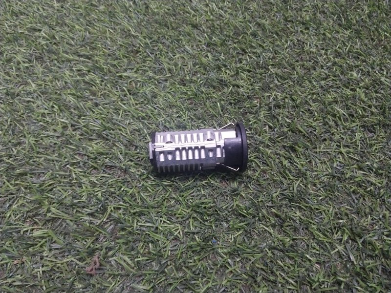 Гнездо AUX / USB IN