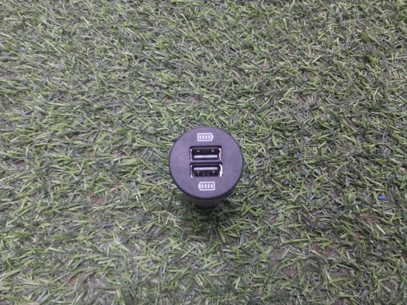 Гнездо AUX / USB IN