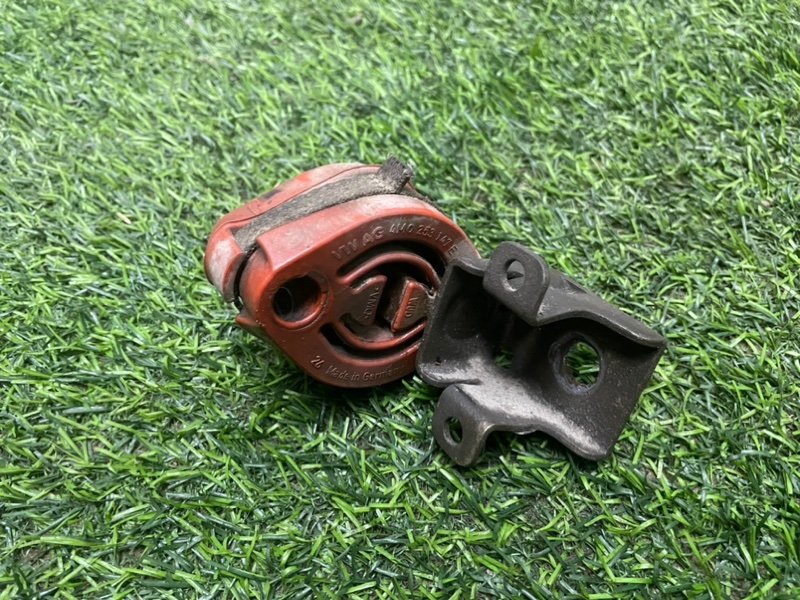 Кронштейн глушителя