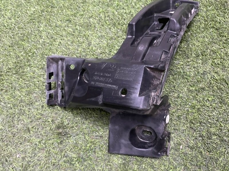 Кронштейн заднего бампера левый