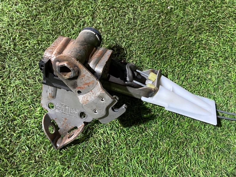 Педаль стояночного тормоза