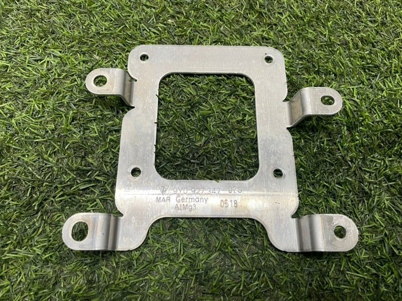 Кронштейн блока управления двигателем