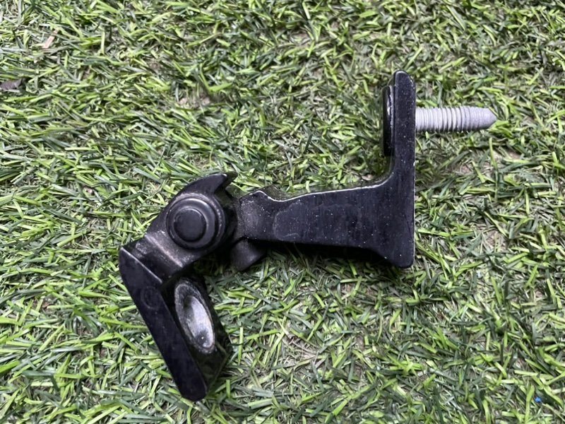 Петля двери