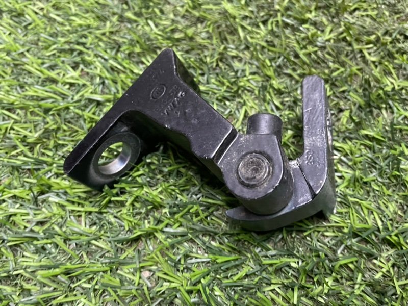 Петля двери передней правой нижняя