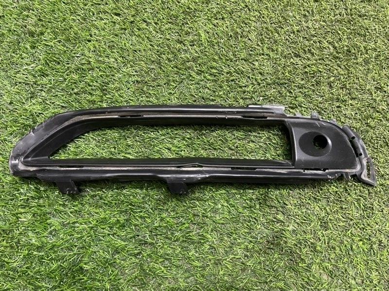 Рамка противотуманной фары правой