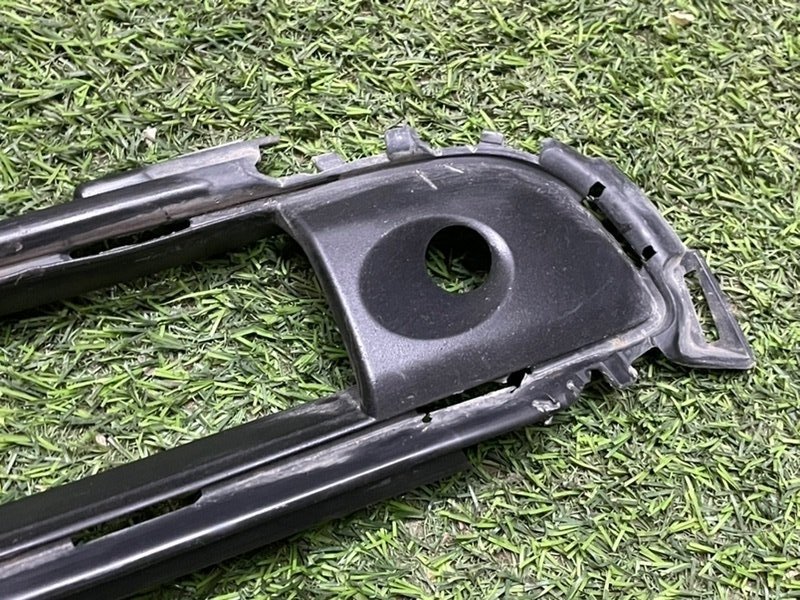 Рамка противотуманной фары правой