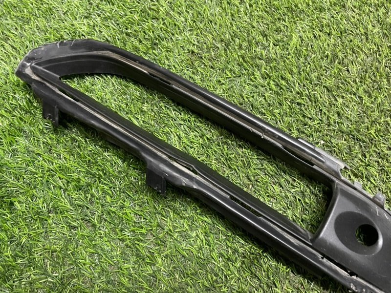 Рамка противотуманной фары правой