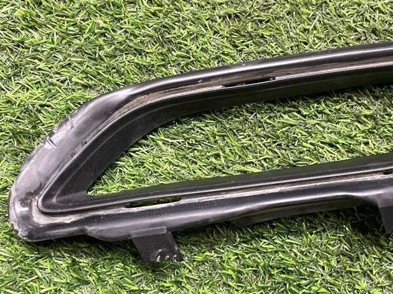 Рамка противотуманной фары правой