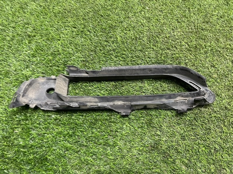 Рамка противотуманной фары правой