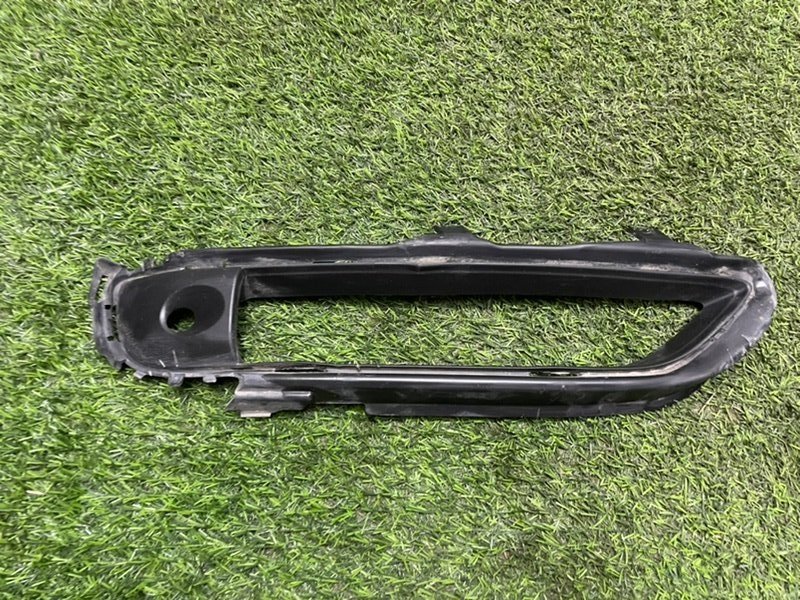 Рамка противотуманной фары правой