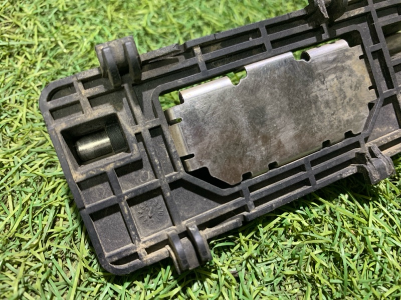 Кронштейн фар левый