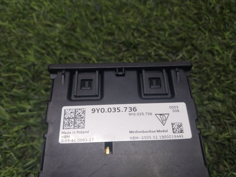 Гнездо AUX / USB IN