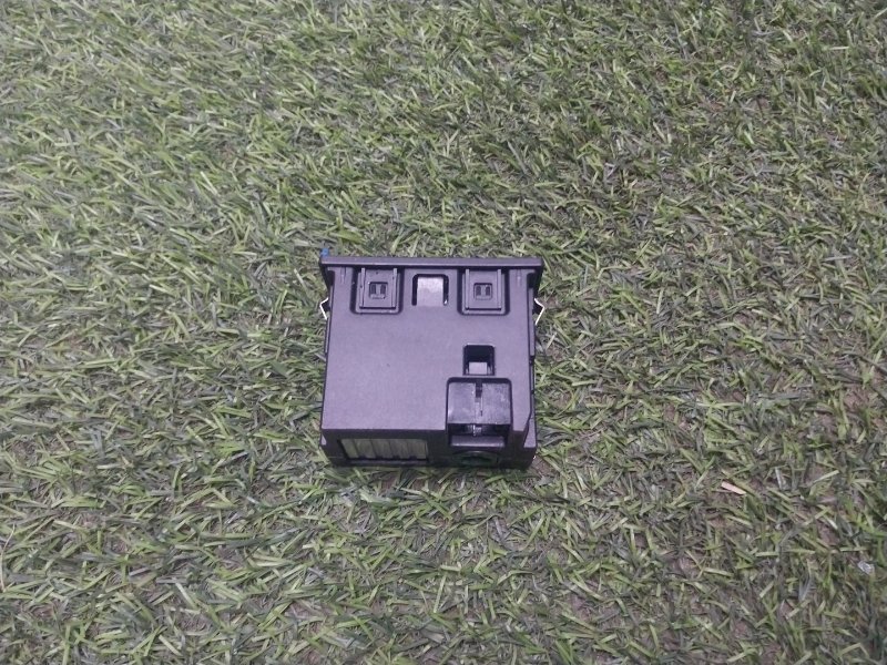 Гнездо AUX / USB IN
