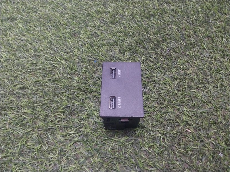 Гнездо AUX / USB IN