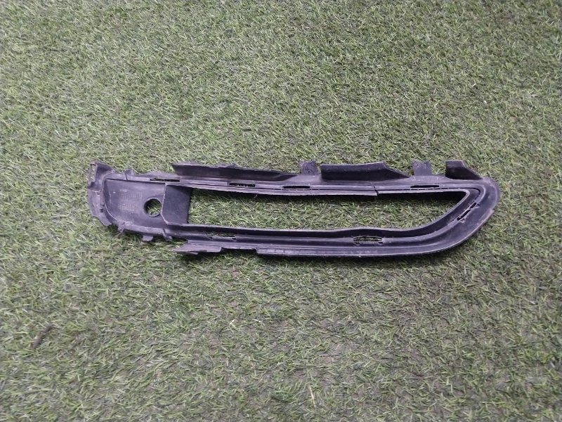 Рамка противотуманной фары левой