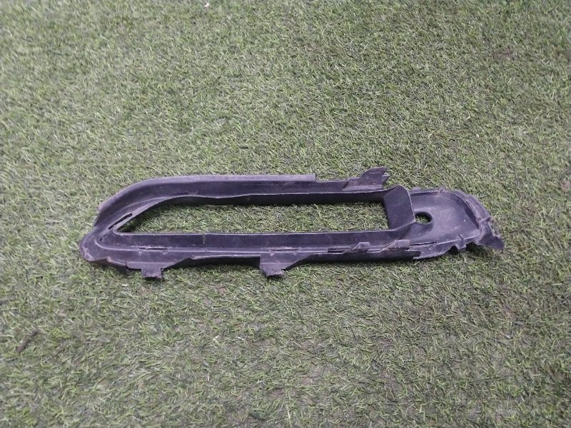 Рамка противотуманной фары левой