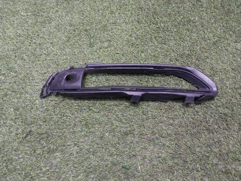 Рамка противотуманной фары левой