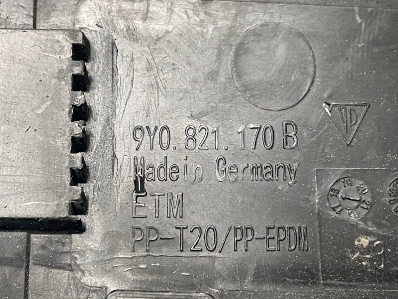 Накладка переднего крыла правого