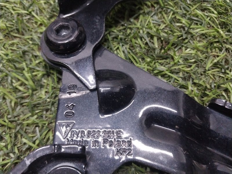 Петля капота левая