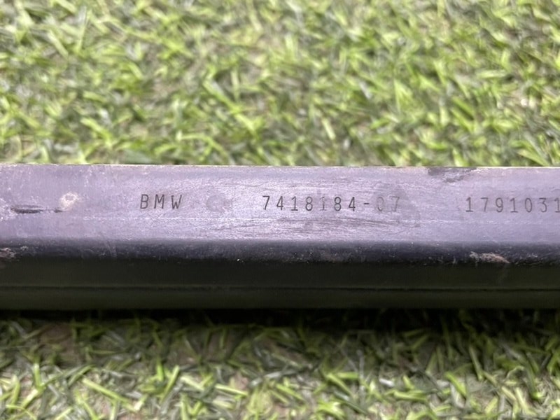 Уплотнитель капота