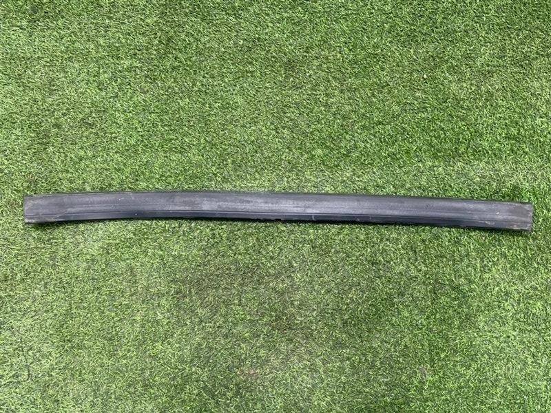 Уплотнитель капота