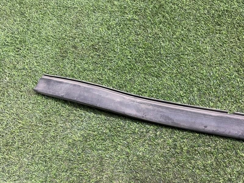 Уплотнитель капота