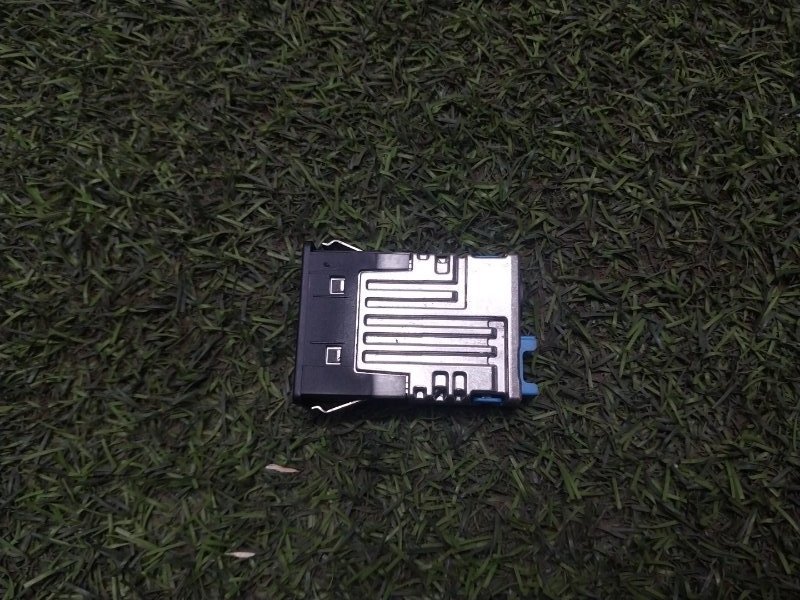 Гнездо AUX / USB IN