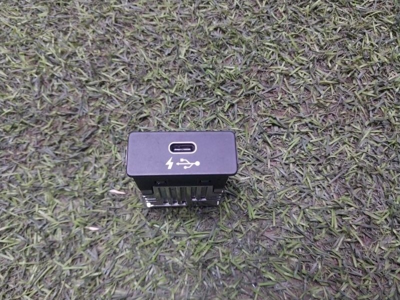 Гнездо AUX / USB IN