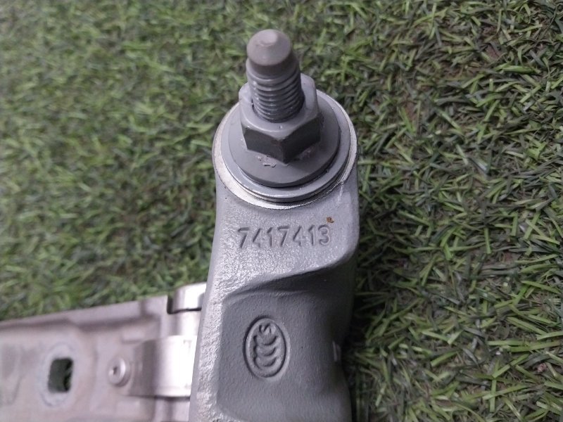 Петля двери багажника